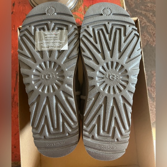 UGG Women’s Mini Shearling Logo Boots Size 7 - Picture 6 of 8